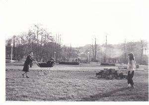 479. Moutier : Jardin du Breuil avec promeneurs (XXème siècle)