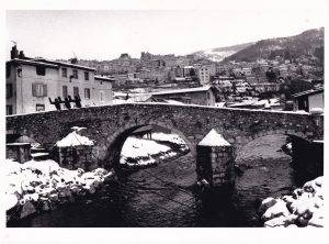 674. Moutier : Pont du Navire sous la neige (XXème siècle)